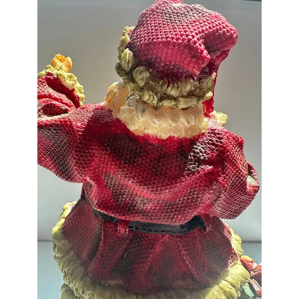 Vintage‎ Style Polyresin Santa Claus Figurine with Toys and Nutcracker 288-0112